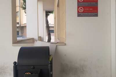 Bari, �vietato fumare in tutto il Policlinico�: ma nell'ospedale ci sono posacenere ovunque